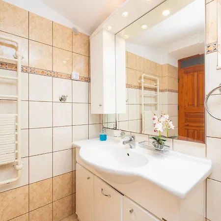 فيلة Afroditi Kourtaiika